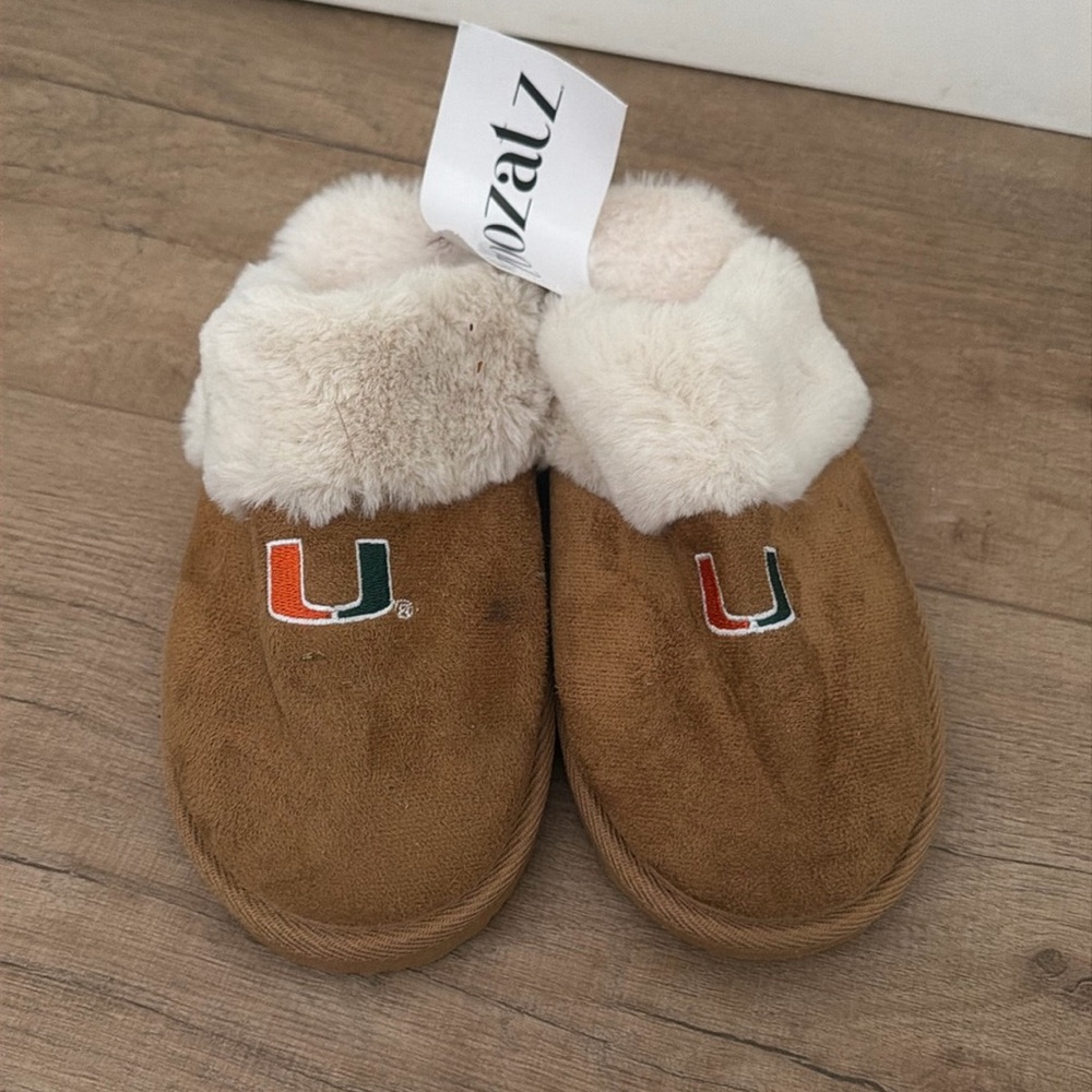 UM house slippers
